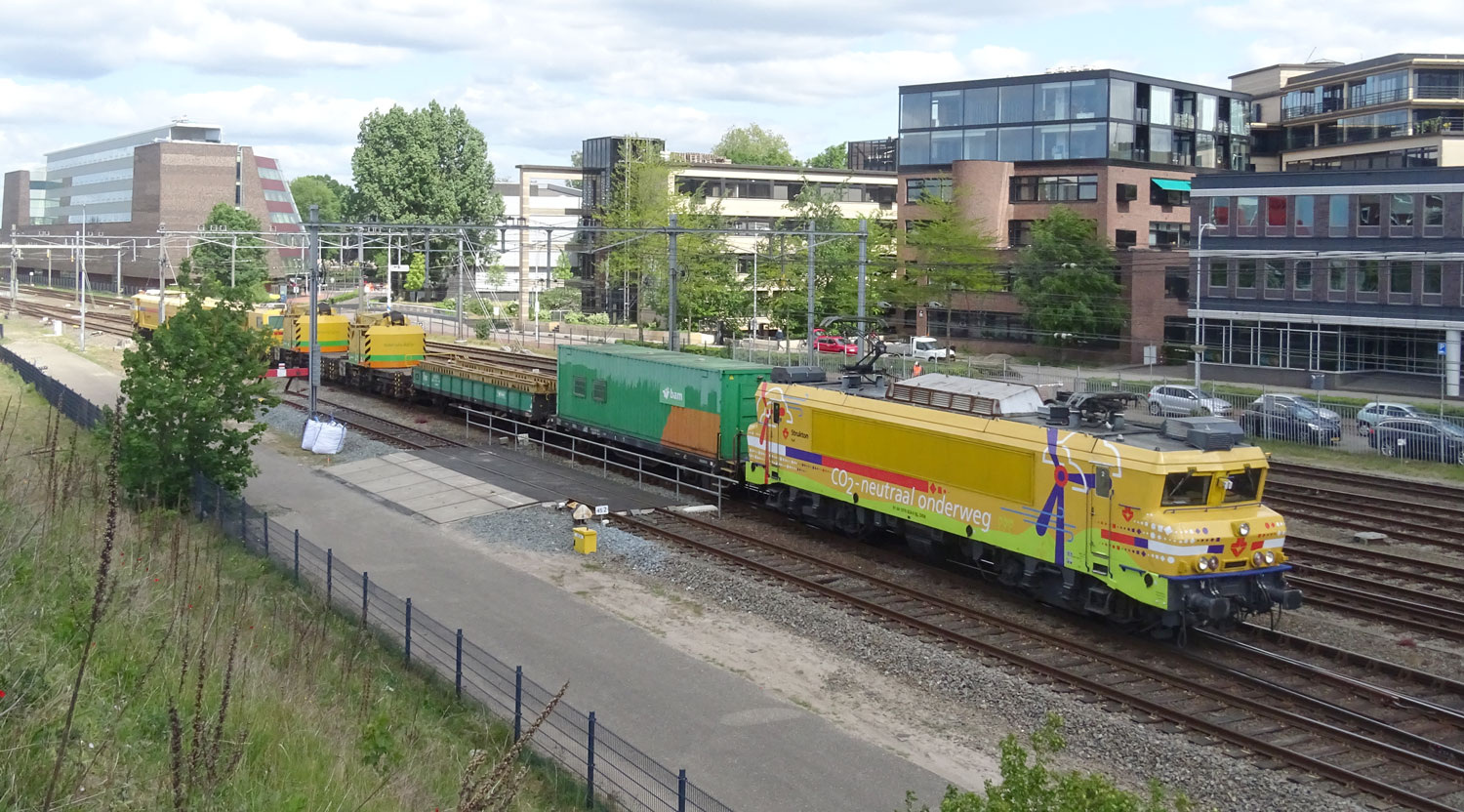 Bestickering van de elektrische werklocomotief Nicole van Strukton Rail
